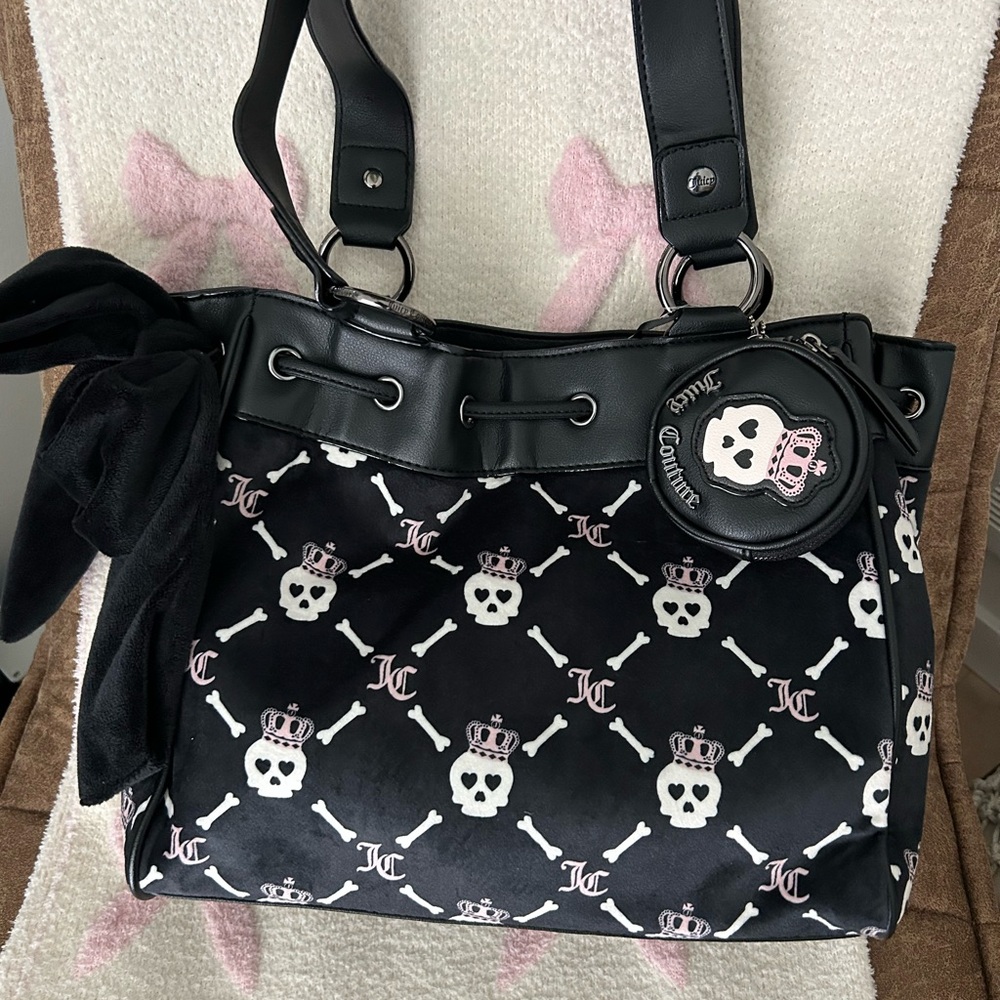 Black Skull and Crossbones Tote Bag - juicy couture